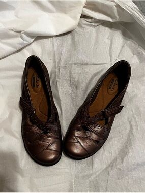CLARKS COLLECTION ~BRONZE METALLIC LEATHER~VELCRO MARY JANES~SIZE 7